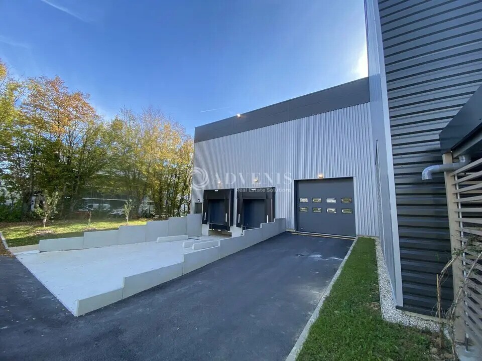 Flex in Trappes for lease Building Photo- Image 1 of 12