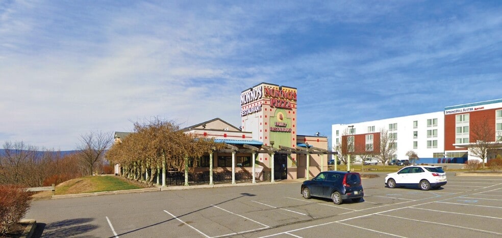 6 Radcliffe Dr, Moosic, PA for sale - Primary Photo - Image 2 of 3