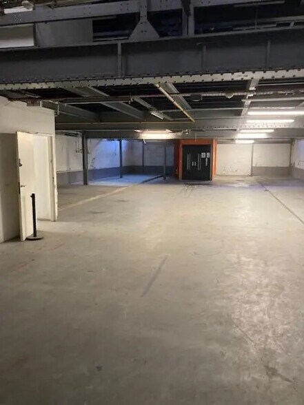 Retail in Paris for lease - Building Photo - Image 2 of 8