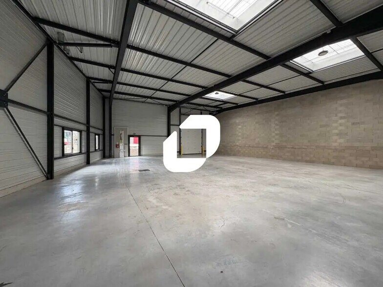 Flex in Dreux for lease - Interior Photo - Image 3 of 16