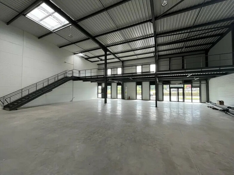 Flex in Villefontaine for lease - Interior Photo - Image 3 of 13