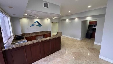 2740 E Oakland Park Blvd, Fort Lauderdale, FL for lease Interior Photo- Image 2 of 20