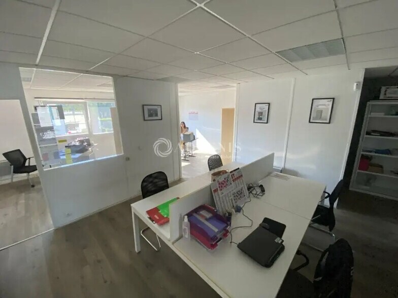 Flex in Trappes for lease - Interior Photo - Image 2 of 3