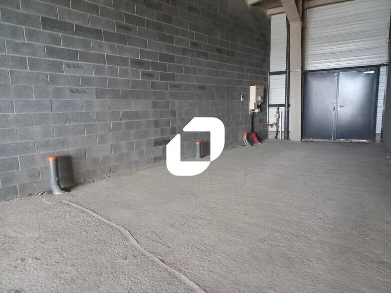 Retail in La Madeleine for lease - Interior Photo - Image 3 of 10