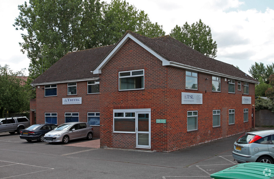 London Rd, Basingstoke for sale - Building Photo - Image 1 of 1