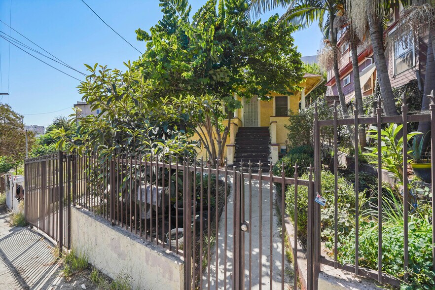 1554 W Court St, Los Angeles, CA 90026 1556 & 1554 W. Court Street