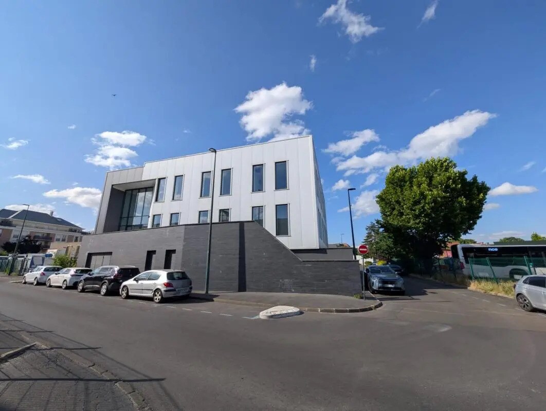 Office in Saint-Gratien for lease Building Photo- Image 1 of 15