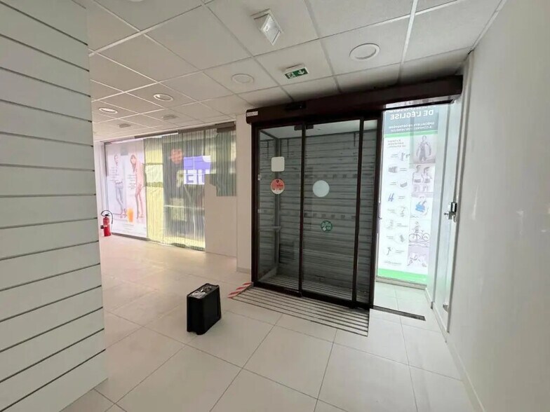 Retail in Montesson for lease - Interior Photo - Image 2 of 10