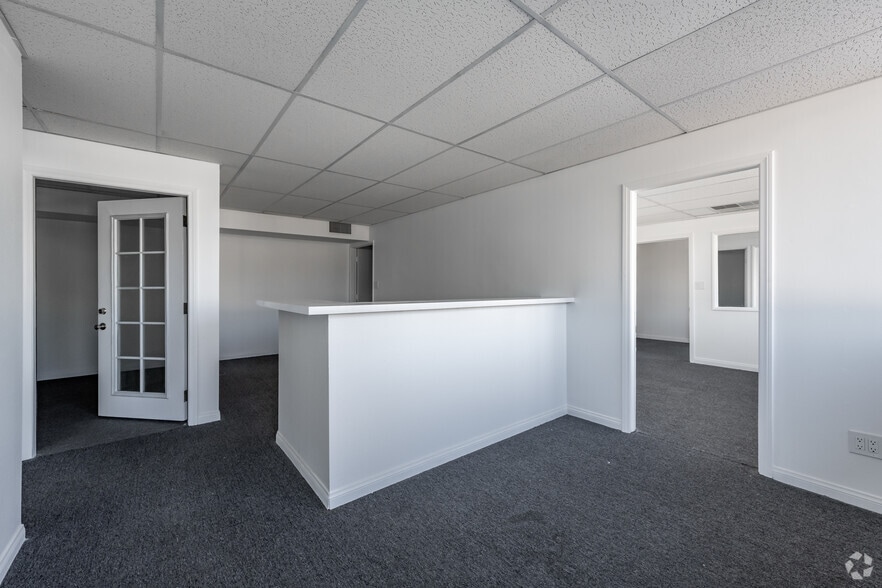 670 N Arrowhead Ave, San Bernardino, CA for lease - Interior Photo - Image 2 of 17