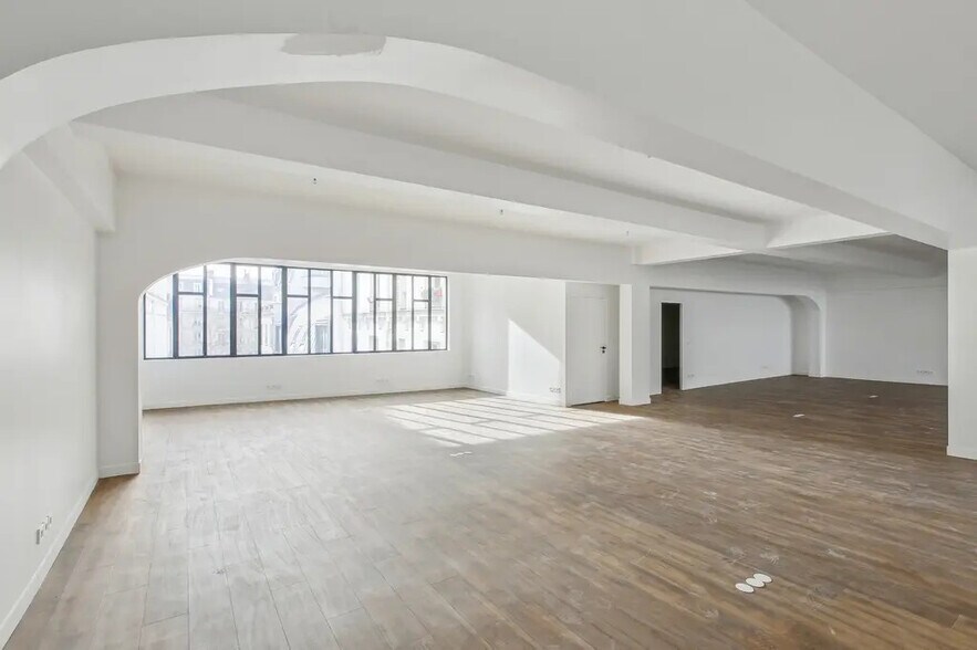 Office in Paris for lease - Building Photo - Image 2 of 10