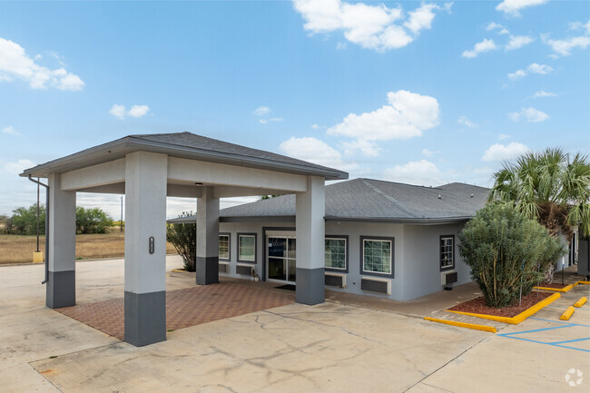 More details for 1115 W Highway 85, Dilley, TX - Hospitality for Sale