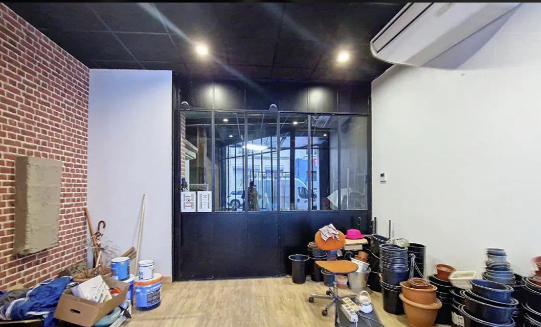 Retail in Lyon for lease Interior Photo- Image 1 of 3