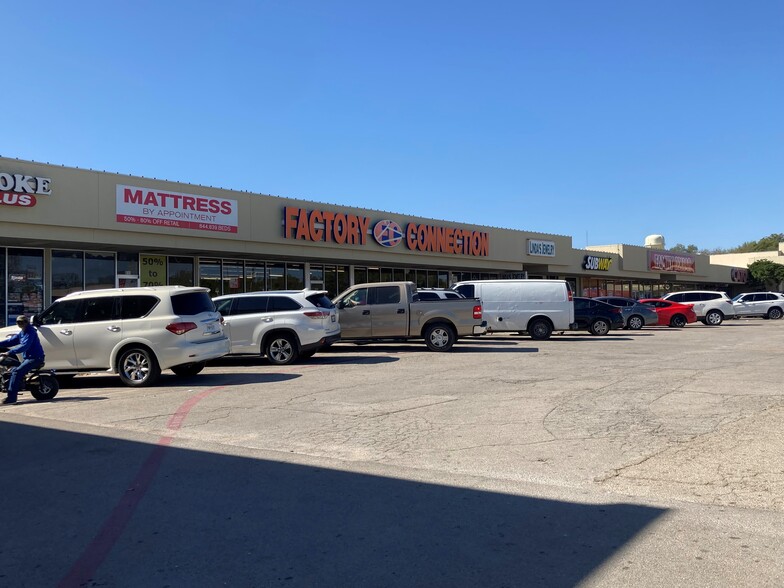 601-701 Palo Pinto St, Weatherford, TX for lease - Building Photo - Image 3 of 10