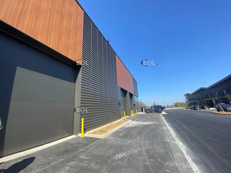 Flex in for lease - Building Photo - Image 3 of 5