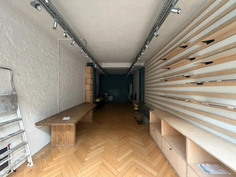 Rue De Rennes, Paris for lease - Interior Photo - Image 3 of 3