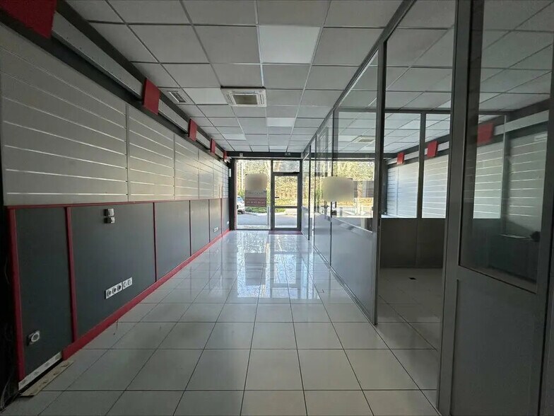 Retail in Uzès for lease - Interior Photo - Image 3 of 8