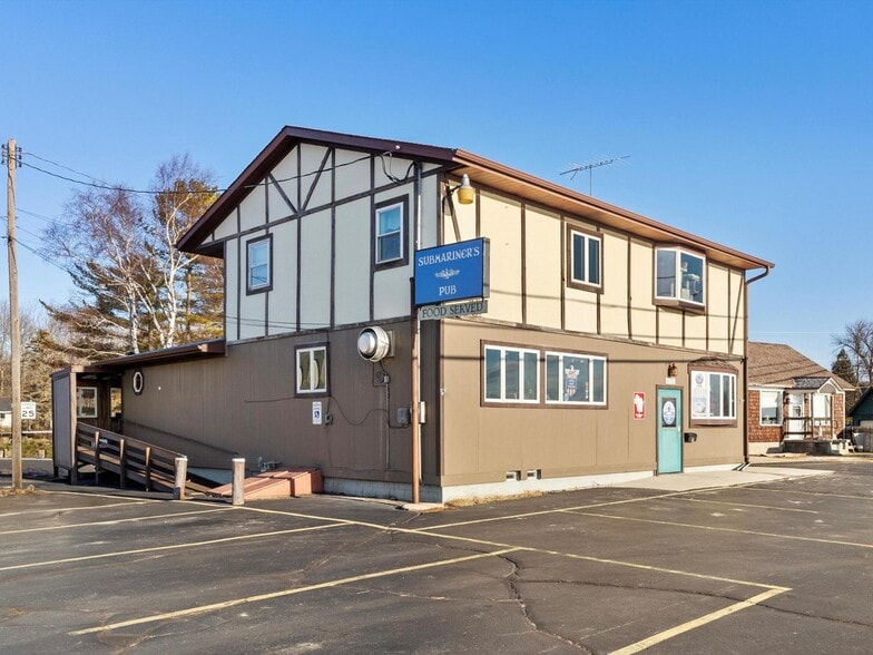 4220 Memorial Dr, Two Rivers, WI for sale - Primary Photo - Image 1 of 21