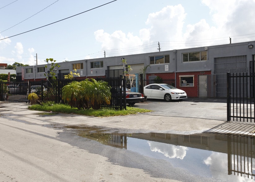 7301-7321 NE 1st Pl, Miami, FL for lease - Building Photo - Image 2 of 3