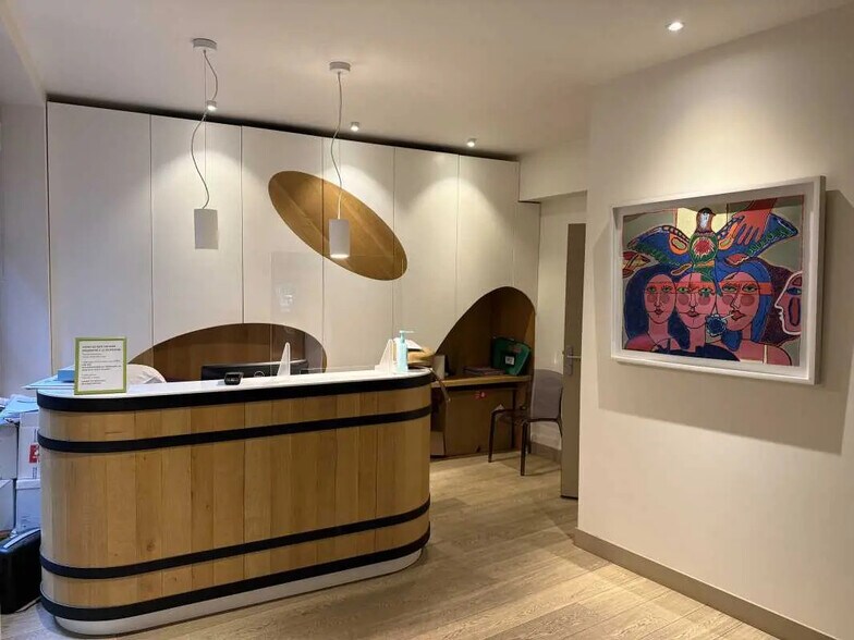 Office in Bordeaux for sale - Interior Photo - Image 2 of 3