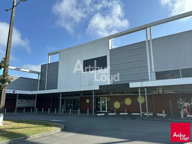 Retail in Liffré for lease - Building Photo - Image 1 of 3