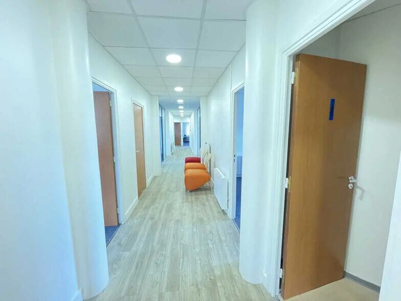 Office in Beauvais for lease - Building Photo - Image 1 of 10