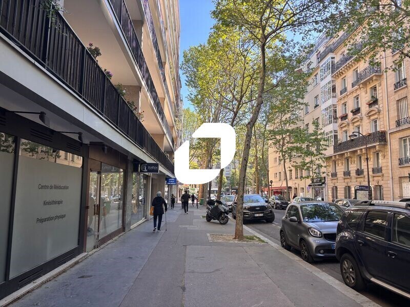Retail in Paris for lease Building Photo- Image 1 of 4