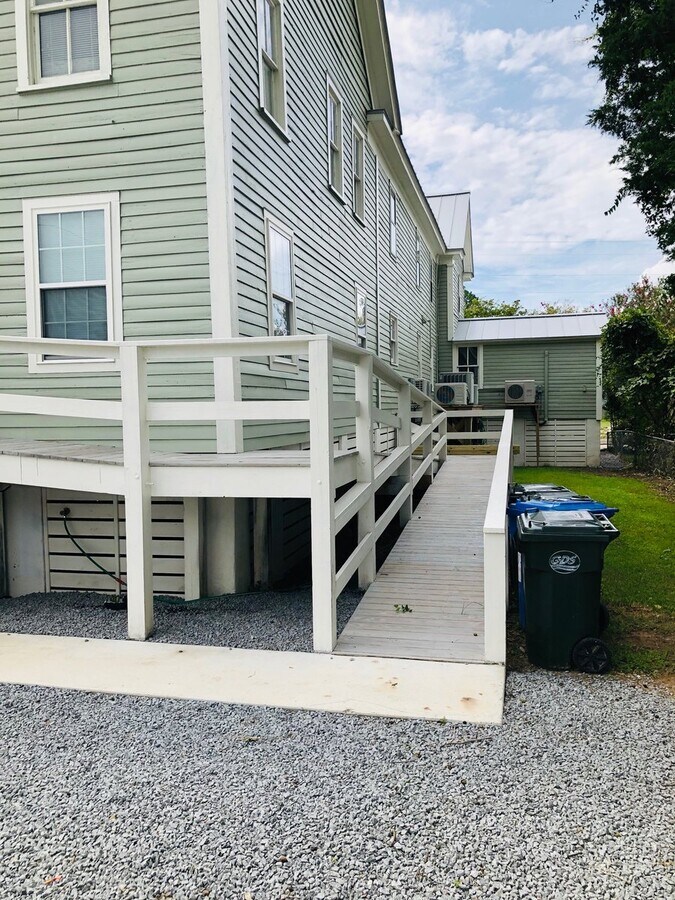 502 Hodges St, Oriental, NC 28571 Orientals Old Hotel