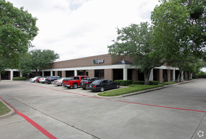 2033 Chenault Dr, Carrollton, TX for lease - Primary Photo - Image 1 of 5