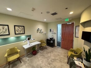 465 N Roxbury Dr, Beverly Hills, CA for lease Interior Photo- Image 2 of 11