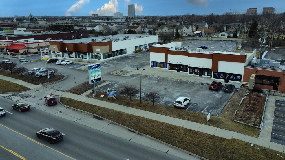 154-186 W Maple Rd, Troy, MI for lease - Building Photo - Image 2 of 10