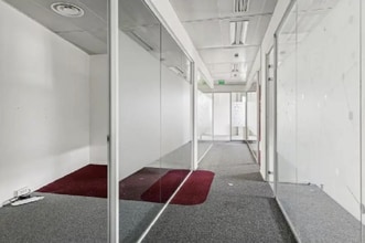 16-18 Rue Du Quatre Septembre, Paris for lease Interior Photo- Image 2 of 5