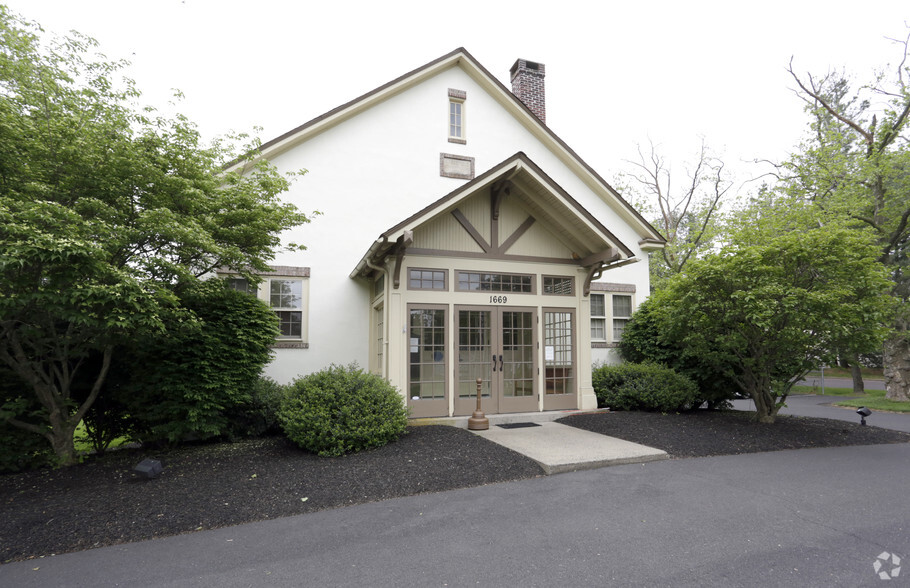 1669 Edgewood Rd, Yardley, PA for lease - Primary Photo - Image 1 of 12