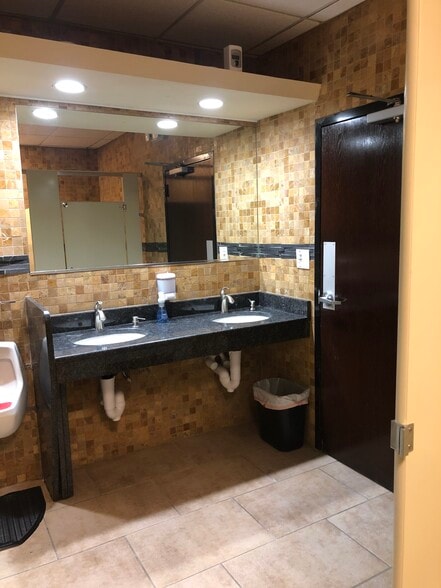 4343 Old Grand Ave, Gurnee, IL for sale - Interior Photo - Image 3 of 15