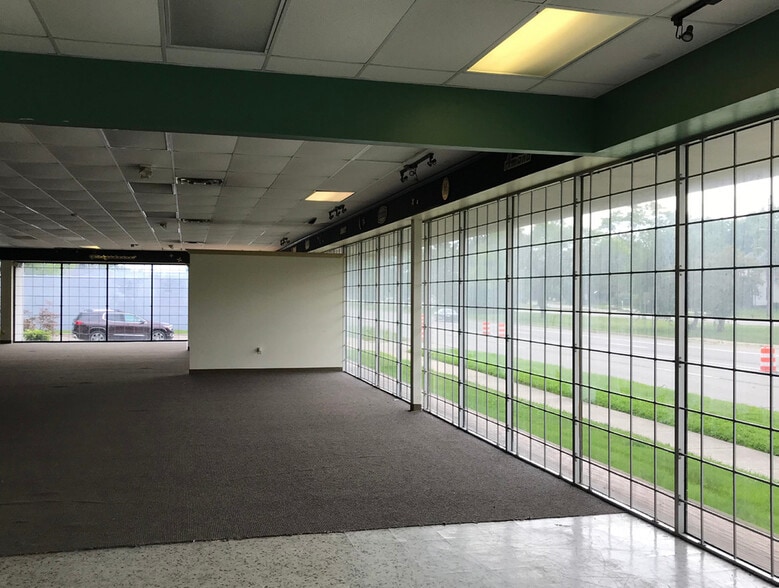 25001 W 8 Mile Rd, Redford, MI for sale - Interior Photo - Image 3 of 8