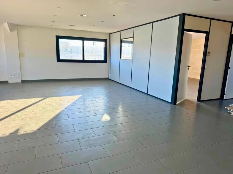 Office in Bassens for sale - Interior Photo - Image 1 of 4