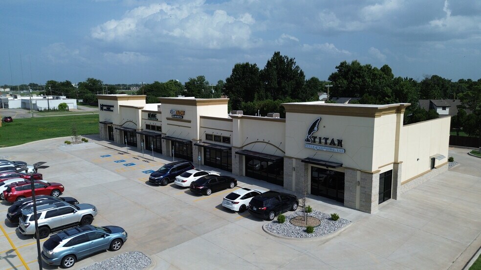 1008 SW 4th St, Moore, OK for sale - Aerial - Image 3 of 10