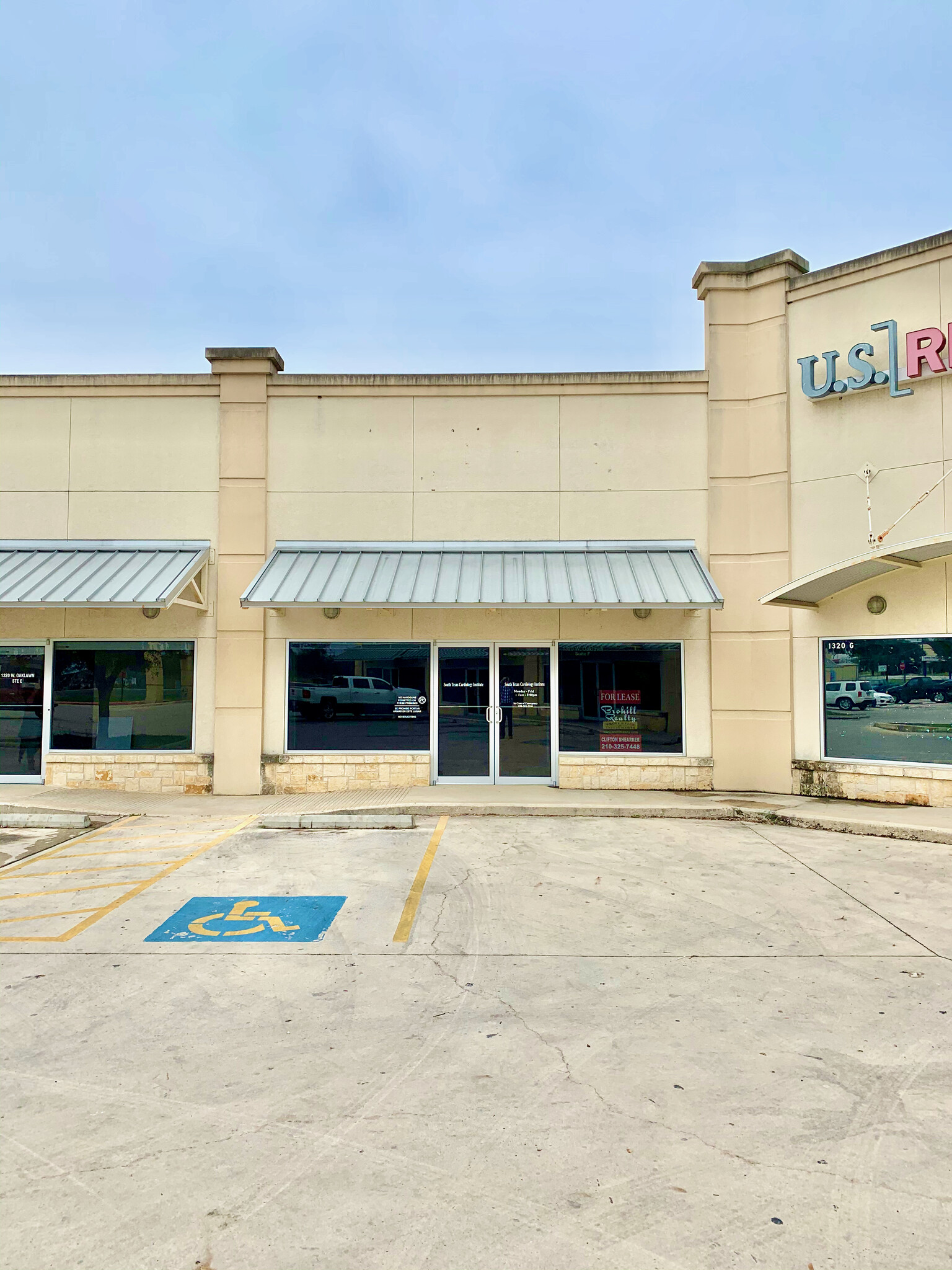 1320 W Oaklawn Dr, Pleasanton, TX for lease Building Photo- Image 1 of 9