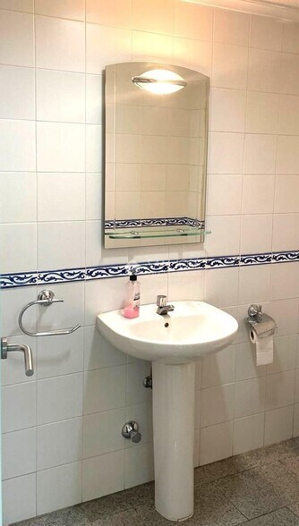 Retail in Novelda for lease - Building Photo - Image 3 of 5