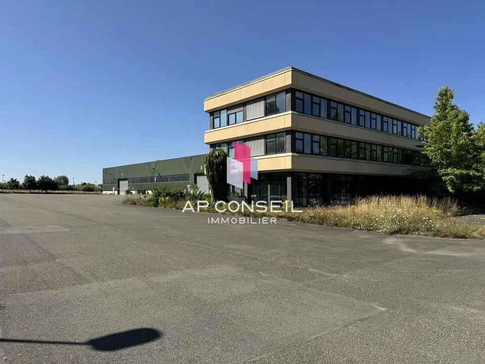 Flex in Rambouillet for sale Building Photo- Image 1 of 11