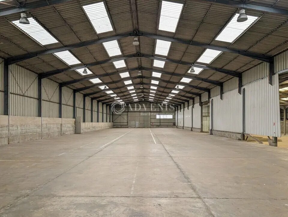 Location Entrepôt 3 350 m² - Photo 1
