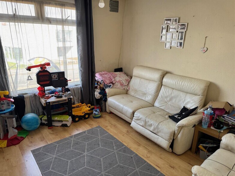 287 Hall Ln, London for sale - Building Photo - Image 3 of 6