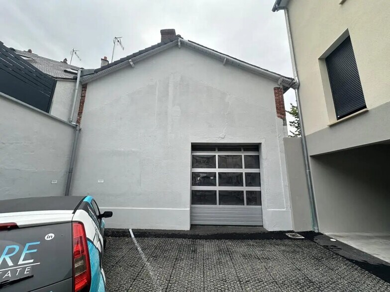 Retail in Chartres for lease - Building Photo - Image 2 of 16