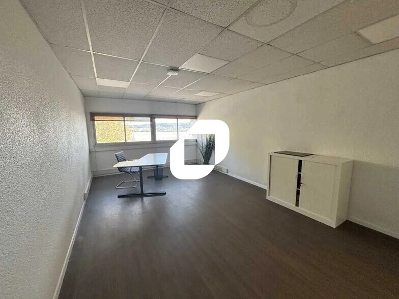 Office in Bordeaux for lease - Interior Photo - Image 2 of 8