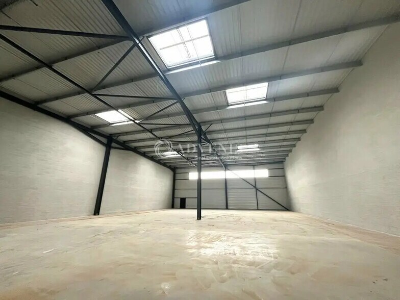 Flex in La Queue-en-Brie for lease - Interior Photo - Image 3 of 7