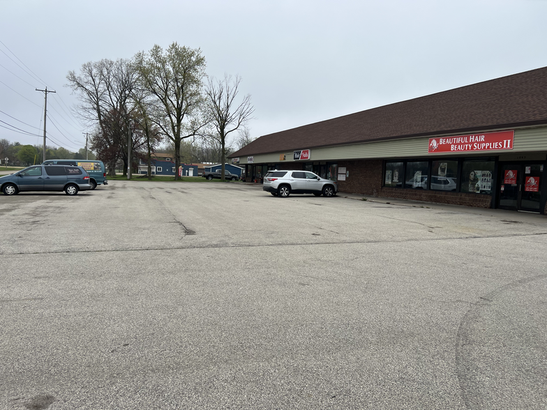 1065-1085 Racine Rd, Menasha, WI for sale - Building Photo - Image 2 of 6