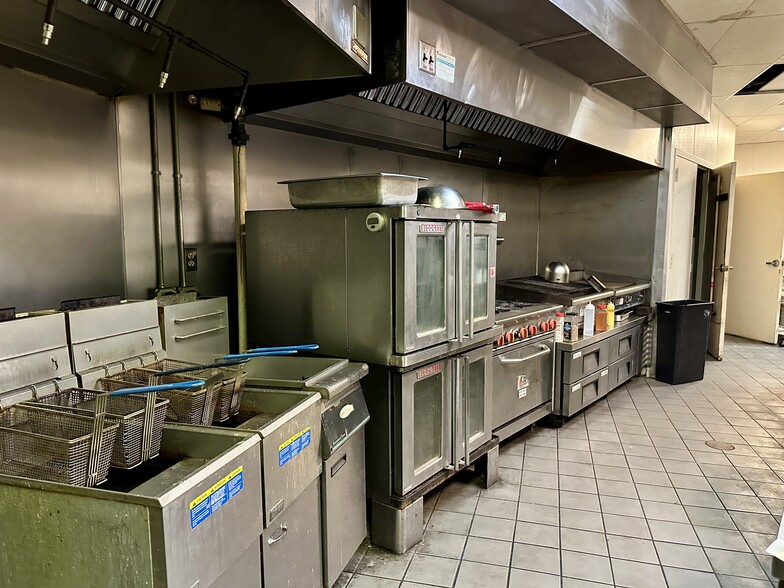 3793 Samet Dr, High Point, NC for lease - Interior Photo - Image 2 of 8