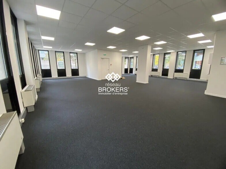 Office in Grenoble for sale - Interior Photo - Image 1 of 4