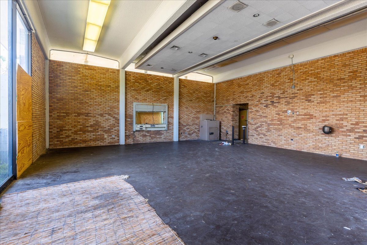 6653 Church St - Interior View 1