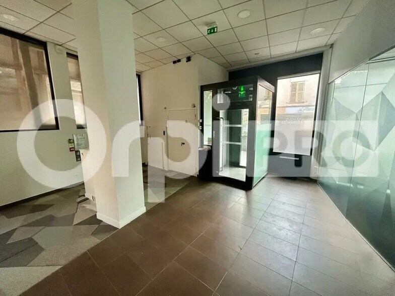 Retail in Palaiseau for lease - Interior Photo - Image 3 of 10