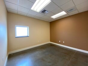 2050 N 62nd Ave, Saint Petersburg, FL for lease Interior Photo- Image 2 of 2